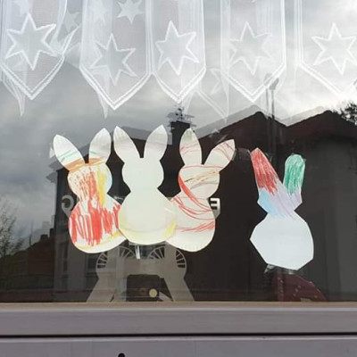 Und der Osterhase am Fenster